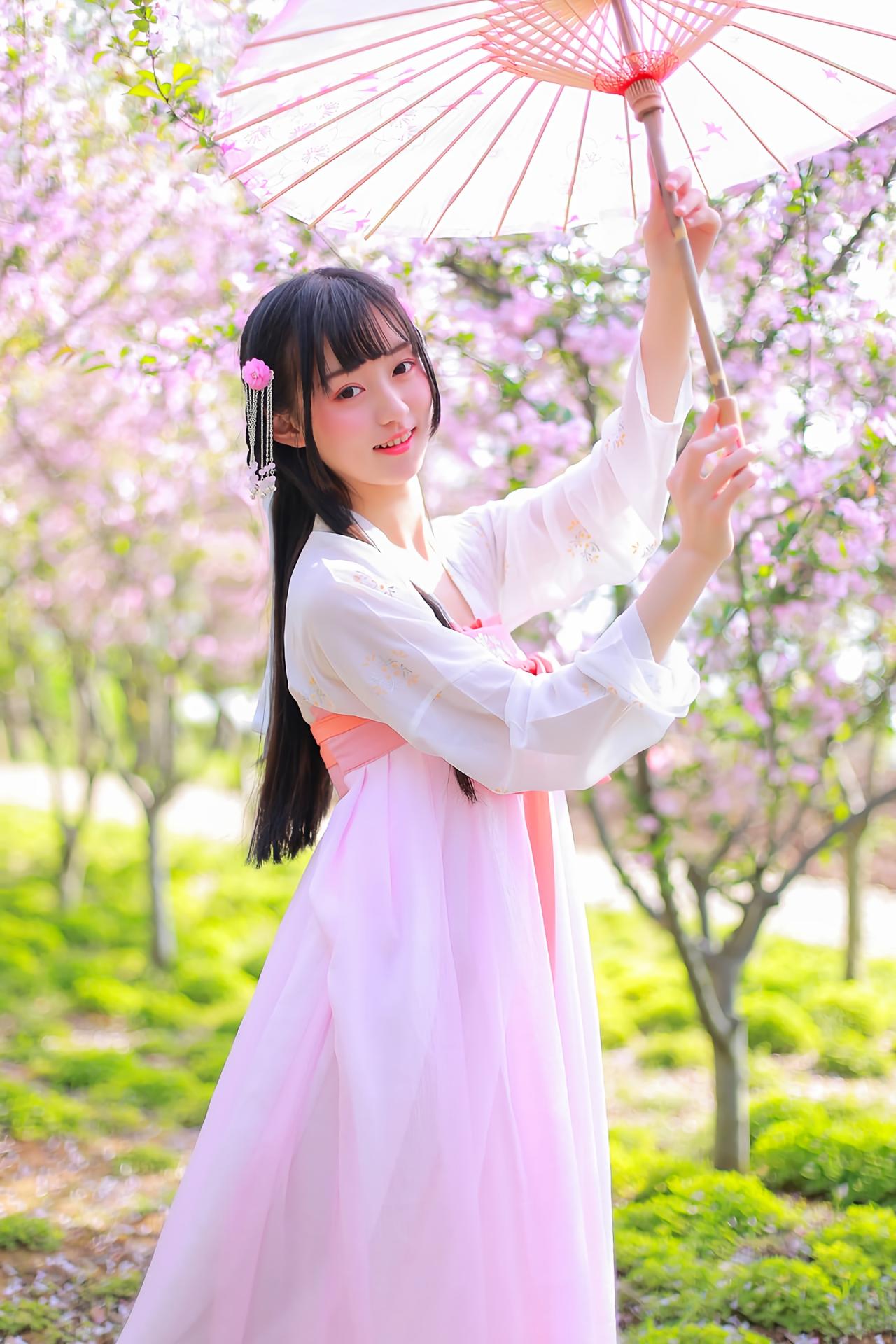 汤音璇撑伞侧面照