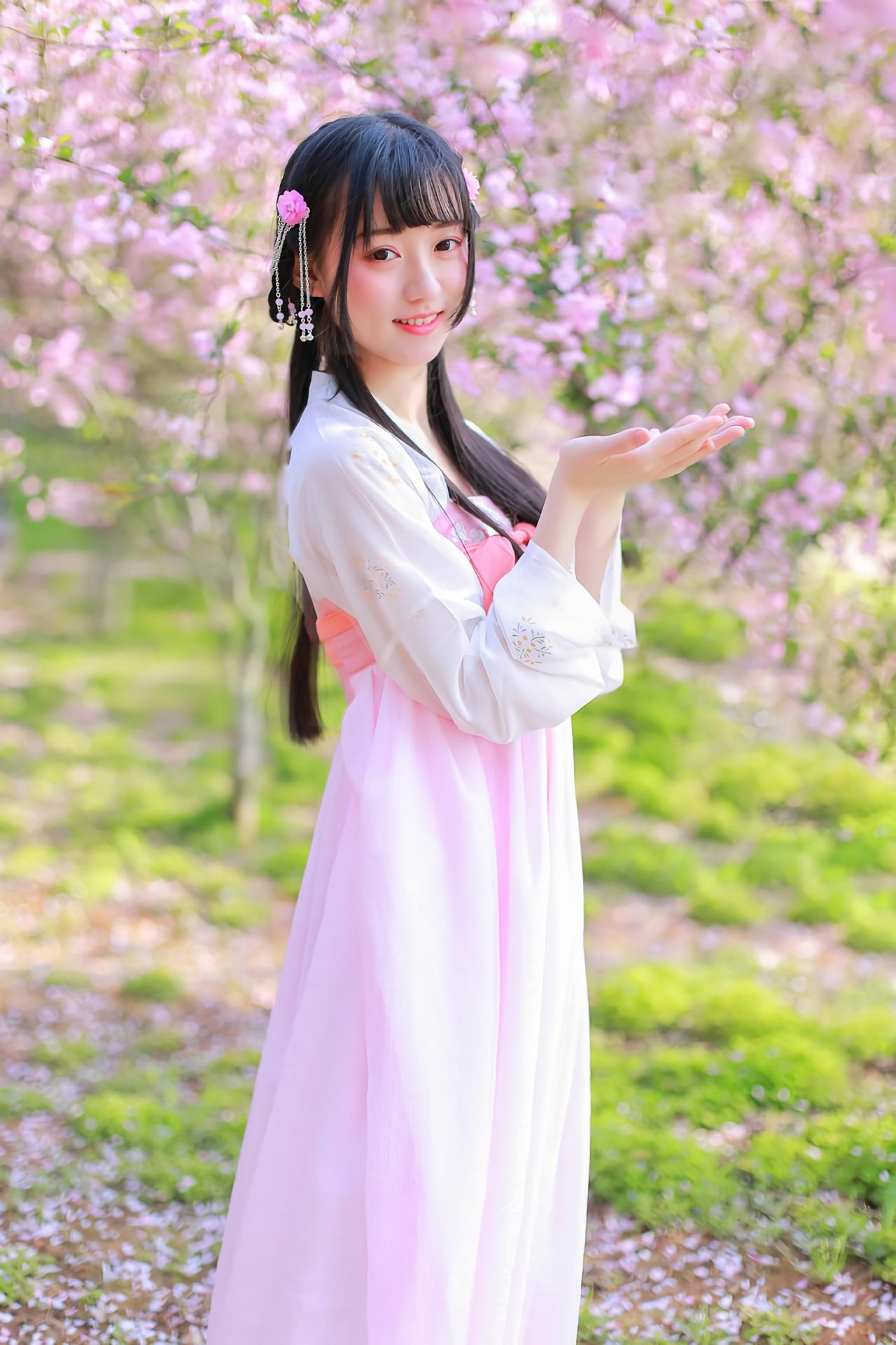 汤音璇双手捧着3/4全身照