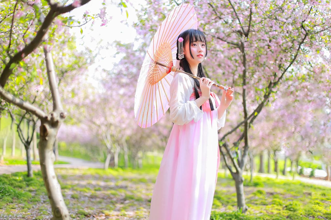 汤音璇撑伞3/4侧面照横幅