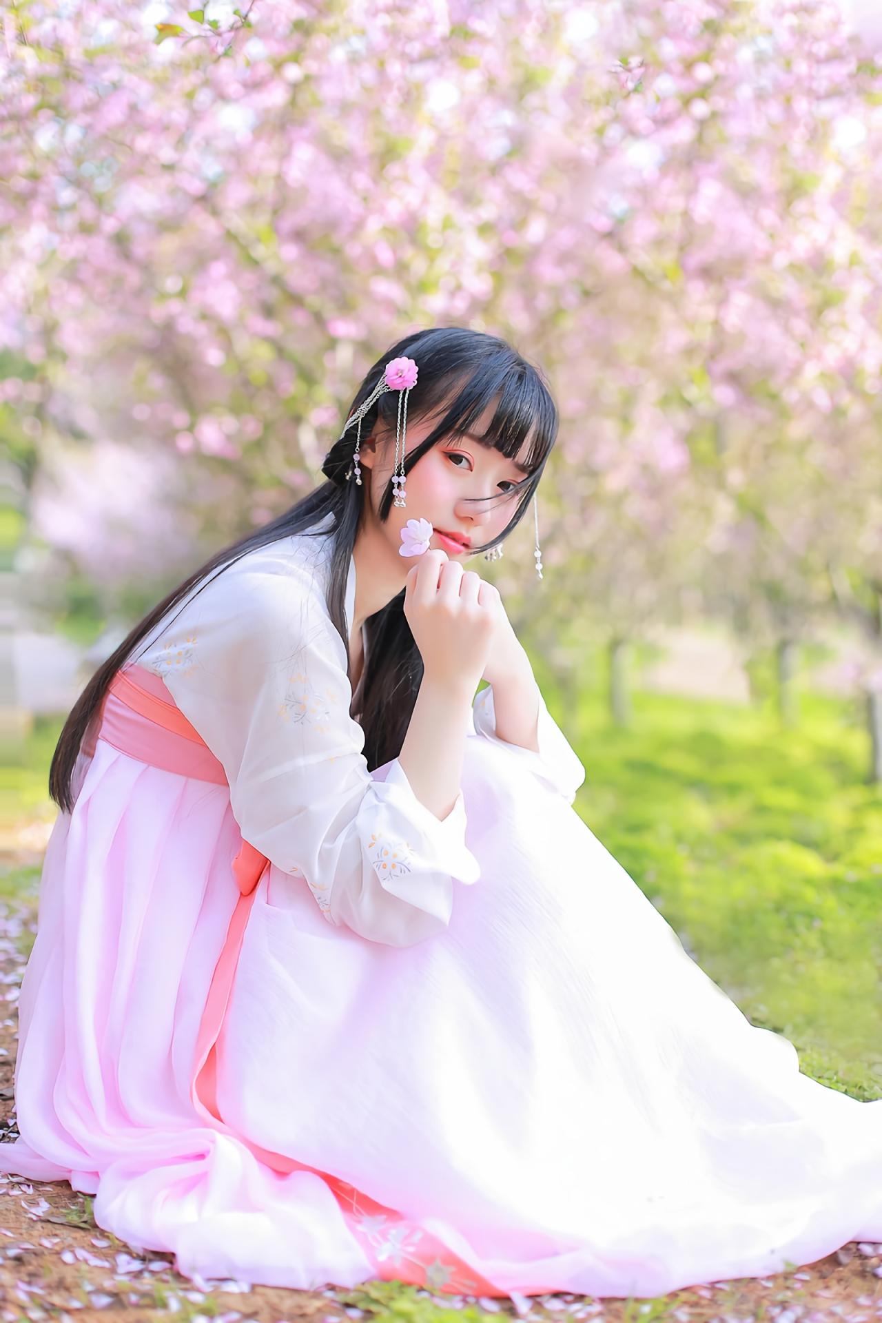 汤音璇坐在草地侧面照