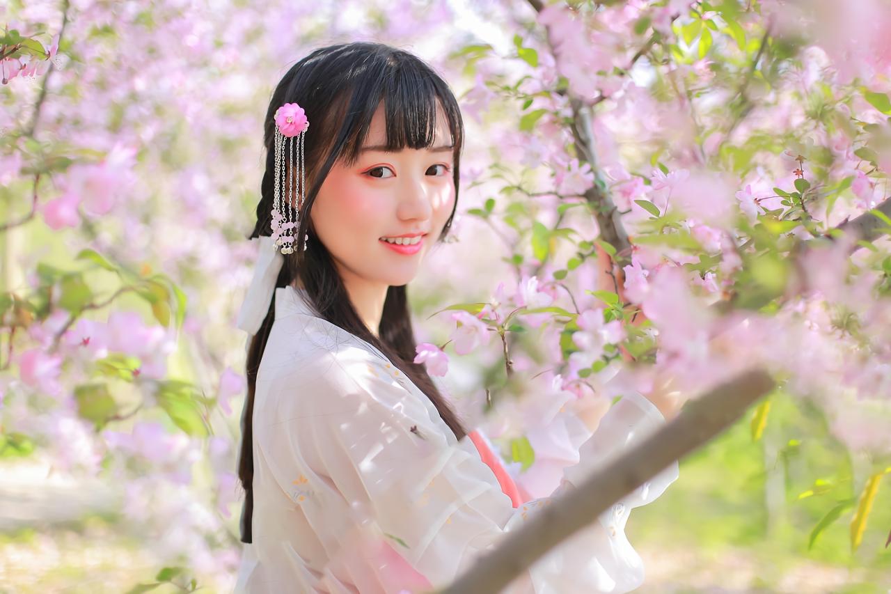 汤音璇桃花回眸微笑