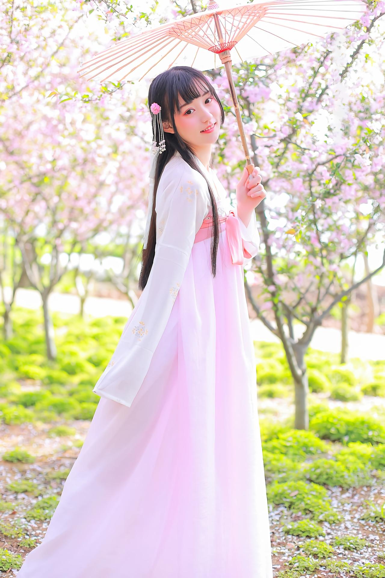 汤音璇撑伞侧面全身照