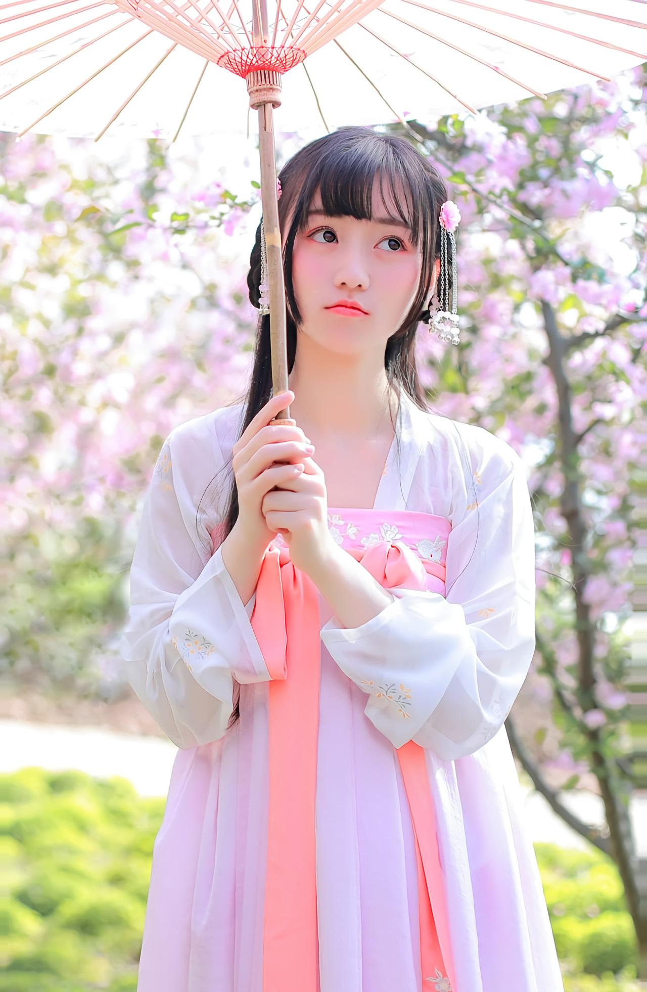 汤音璇撑伞正面上半身照