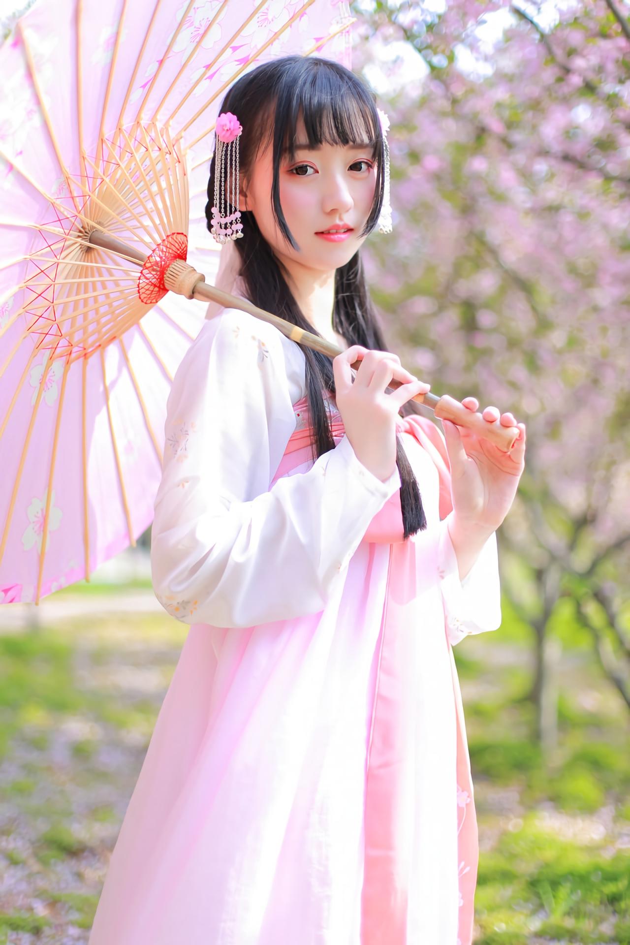 汤音璇撑伞3/4侧面 上半身照