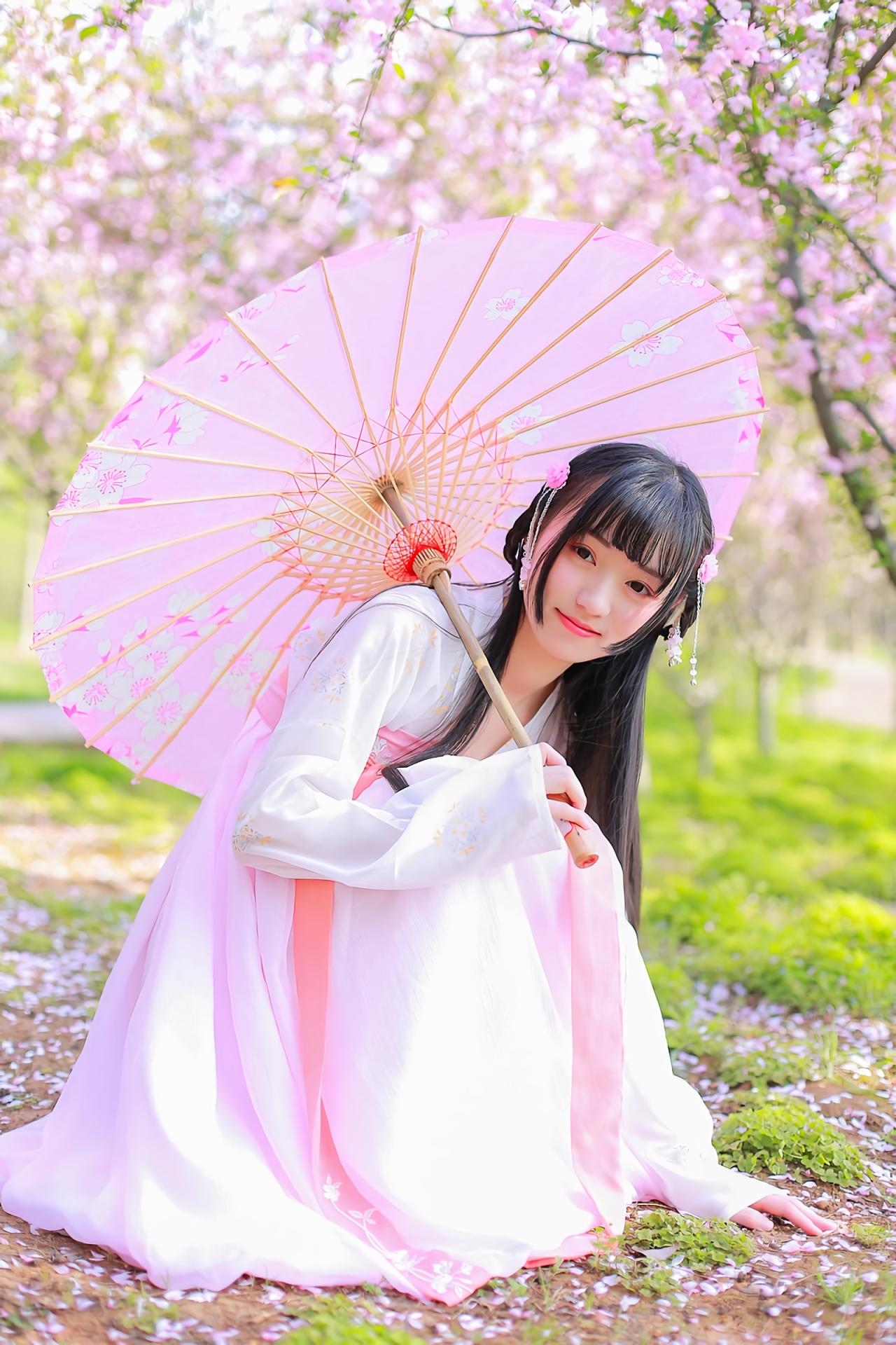 汤音璇撑伞蹲在草地3/4侧面 全身照