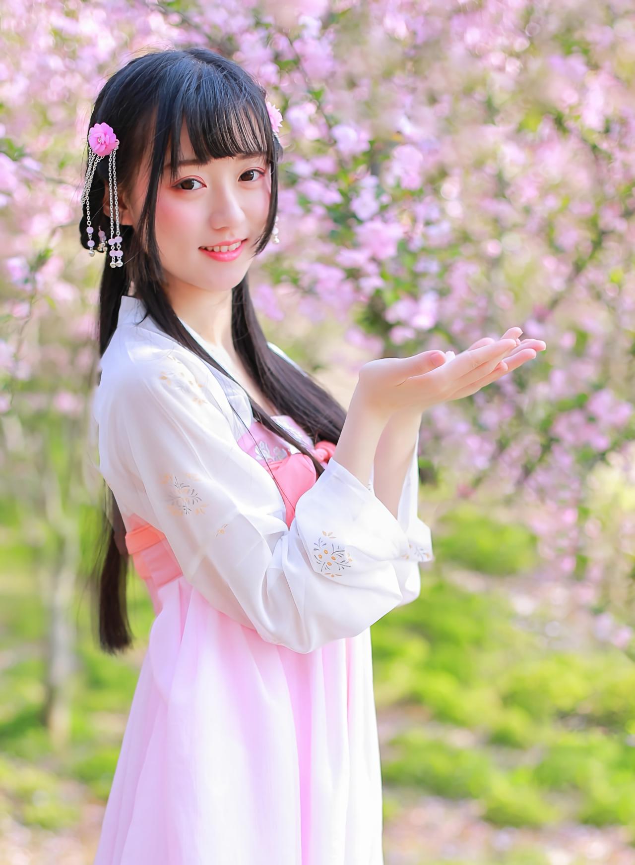 汤音璇双手捧着侧面照