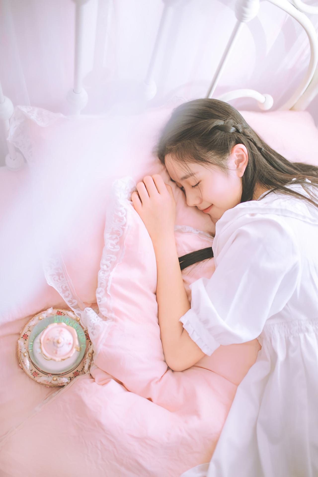 黑长直萌妹子抱着被子侧身躺在床上