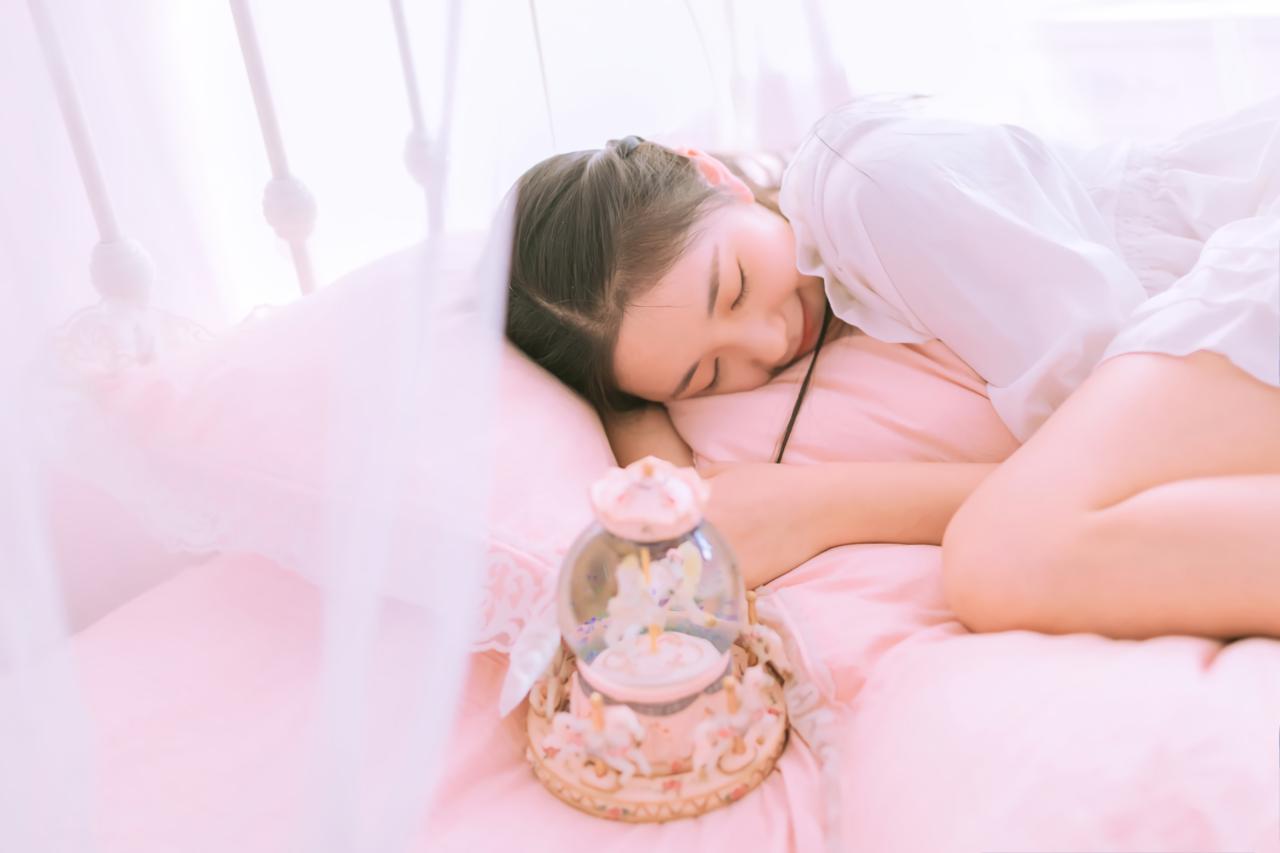 黑长直萌妹子抱着被子躺在床上 旁边放着水晶球