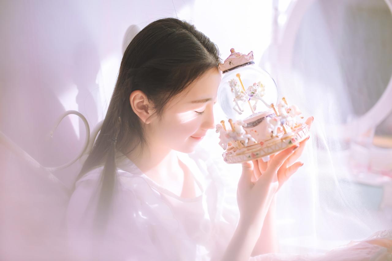 黑长直萌妹子双手捧着水晶球闭眼