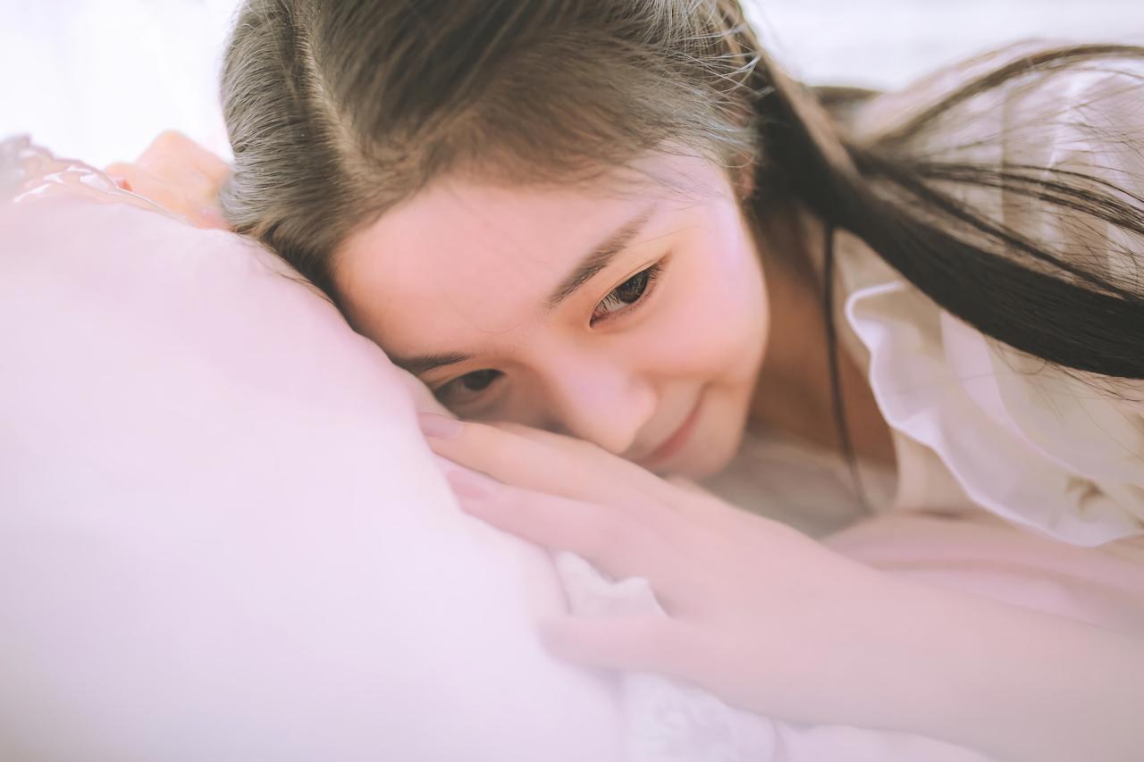 黑长直萌妹子趴在床上 脸部特写
