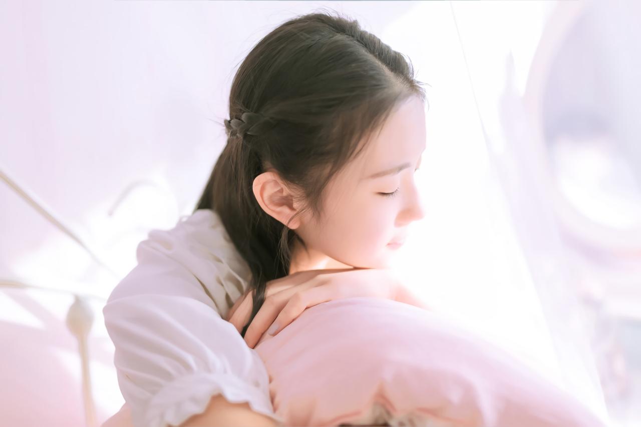 黑长直萌妹子抱着枕头 闭眼