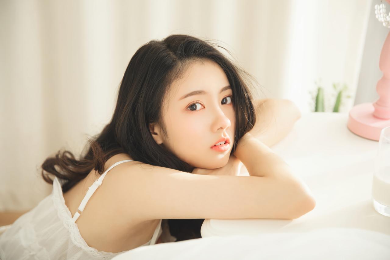 少女趴在桌面上