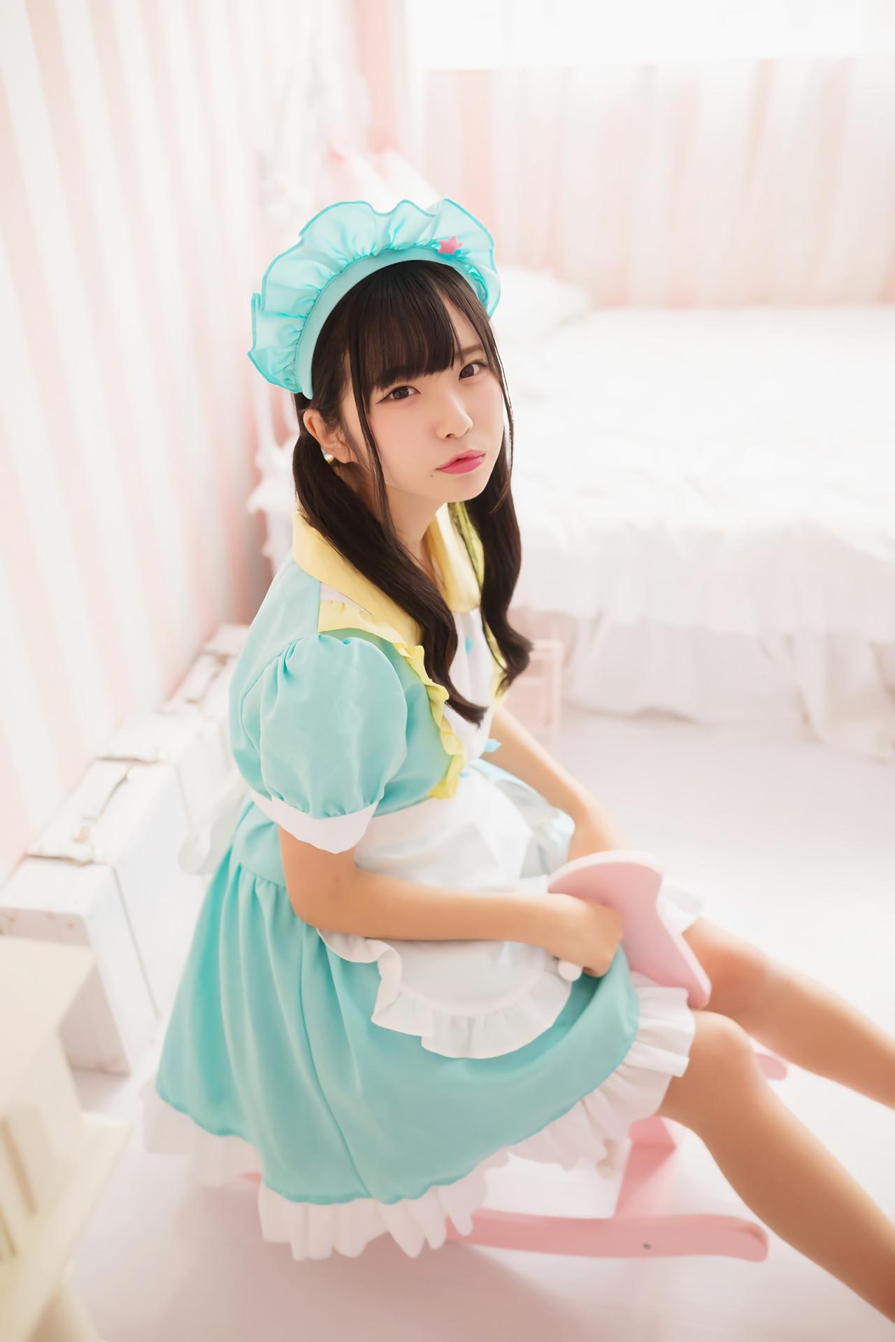 谷口彩菜坐在摇摇木马上