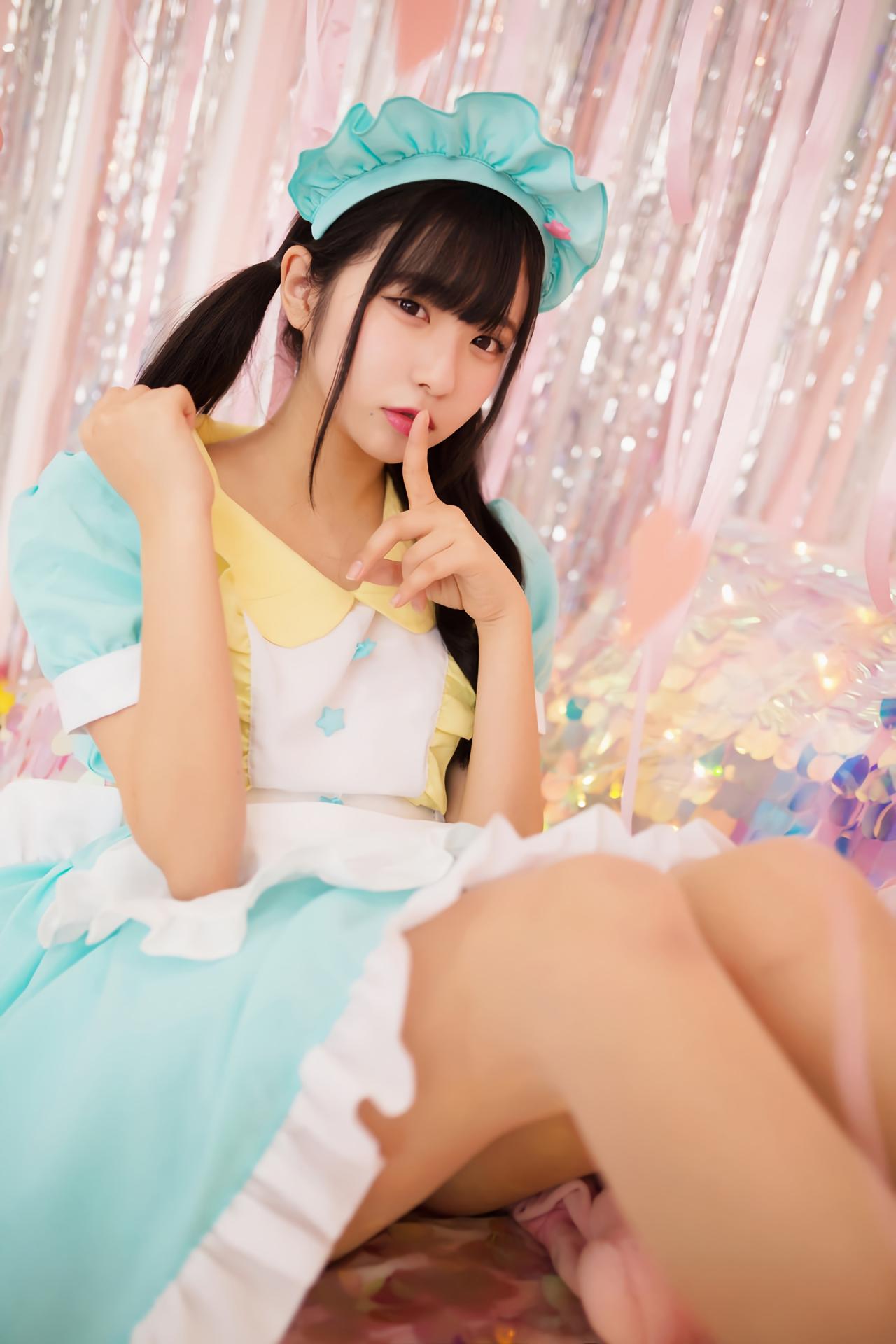 谷口彩菜坐在床上作嘘手势卖萌