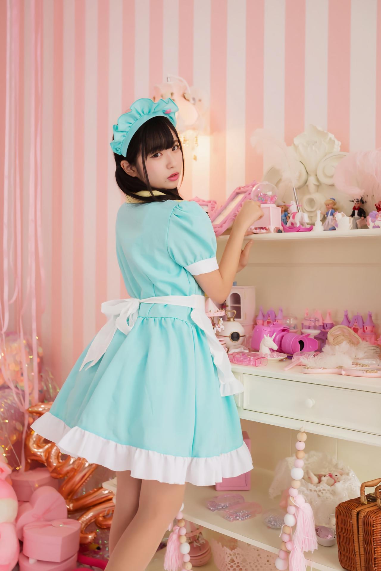 谷口彩菜站在梳妆柜前回眸 3/4侧面