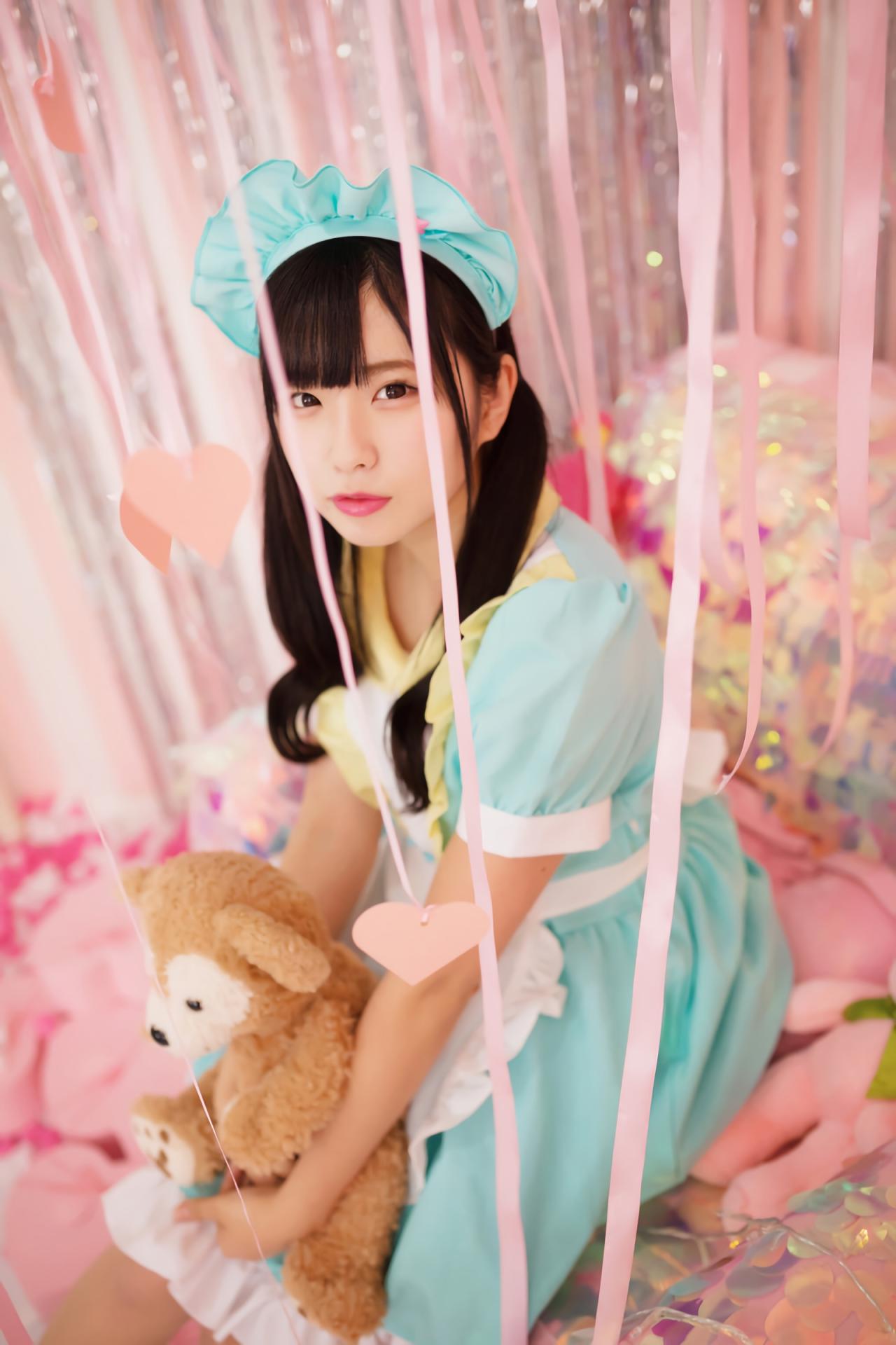 谷口彩菜坐在床上抱着小熊 3/4侧面