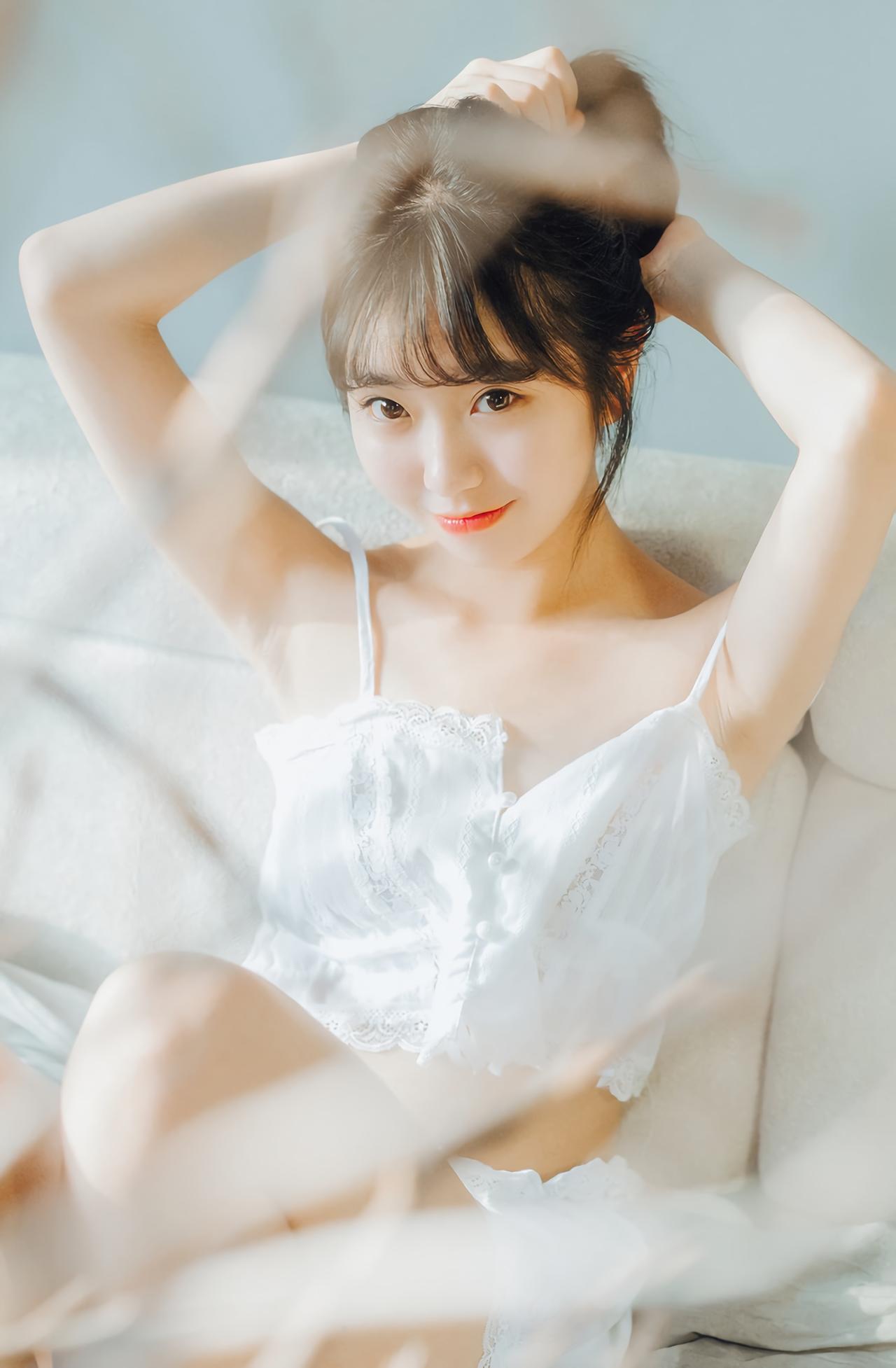 萌妹子坐在沙发，向后梳马尾