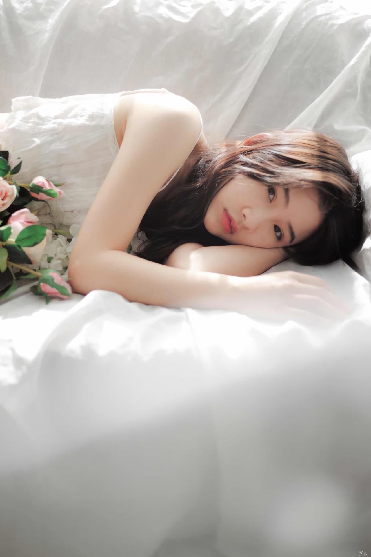 萌妹子侧身躺在沙发上 白色窗帘盖在沙发上