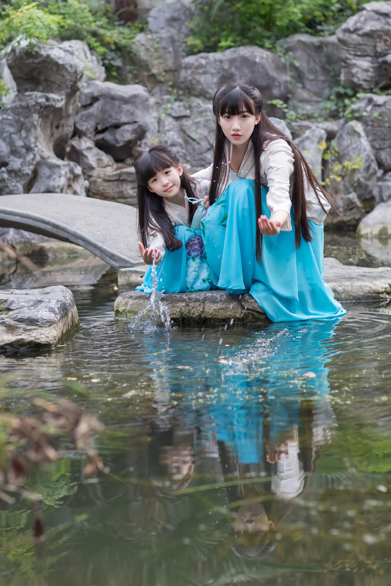 大乔和小乔蹲在水边 撩起水花