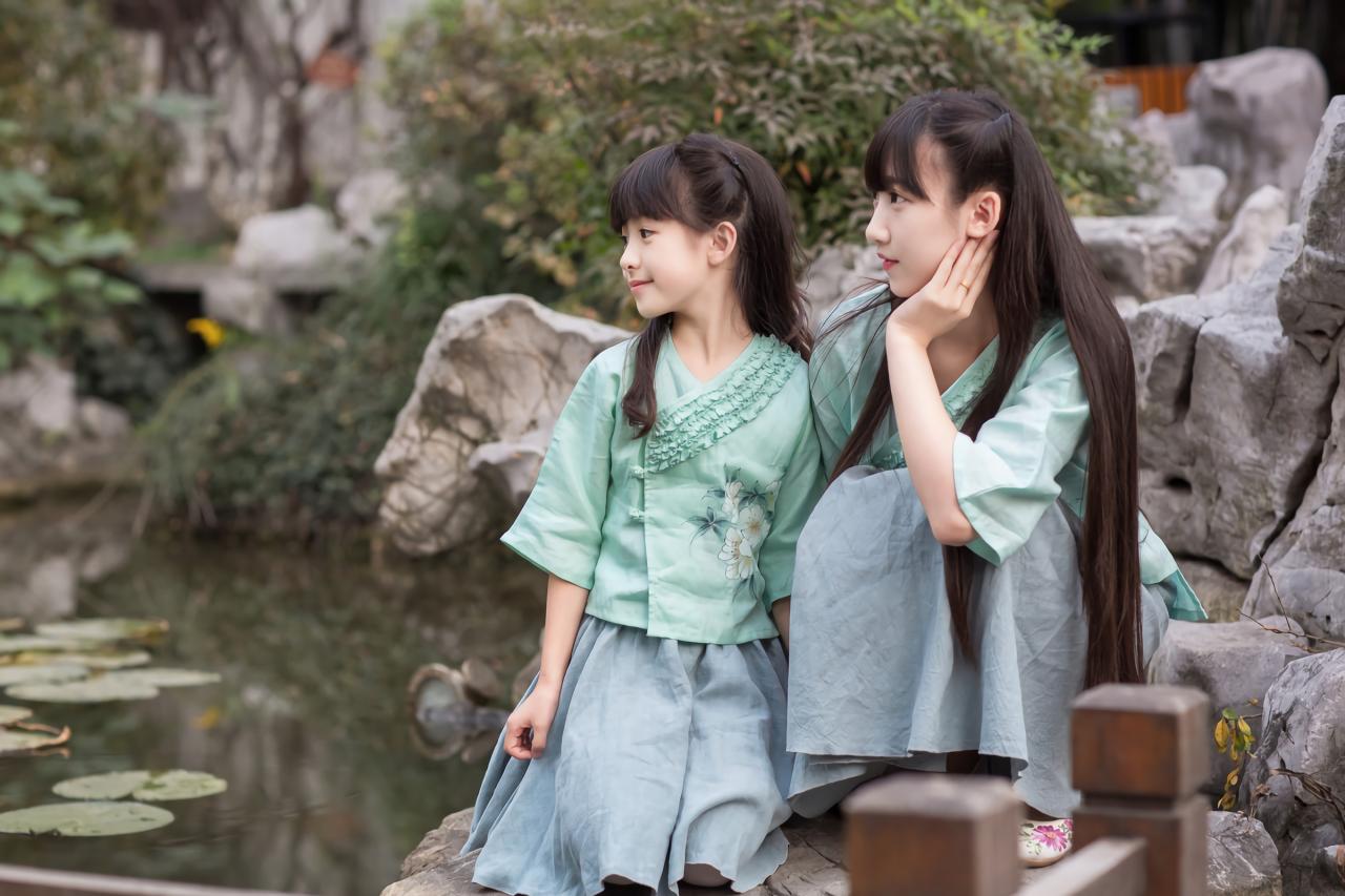 大乔和小乔坐在石头上 侧脸凝望