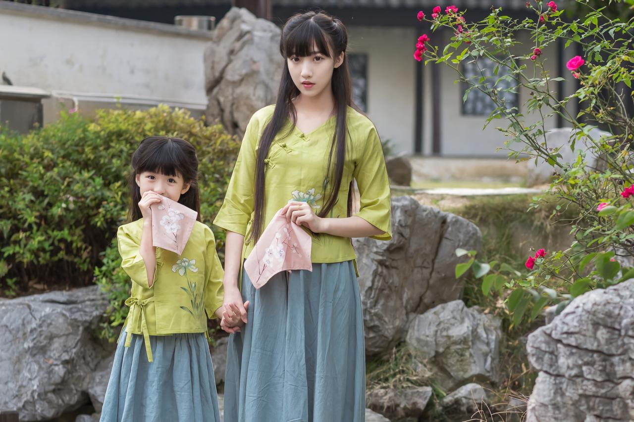 大乔和小乔站在假山旁 持手绢掩面