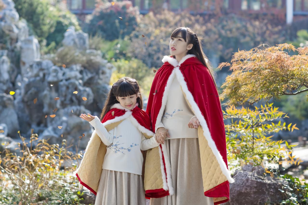 大乔和小乔站在假山前 红色披肩