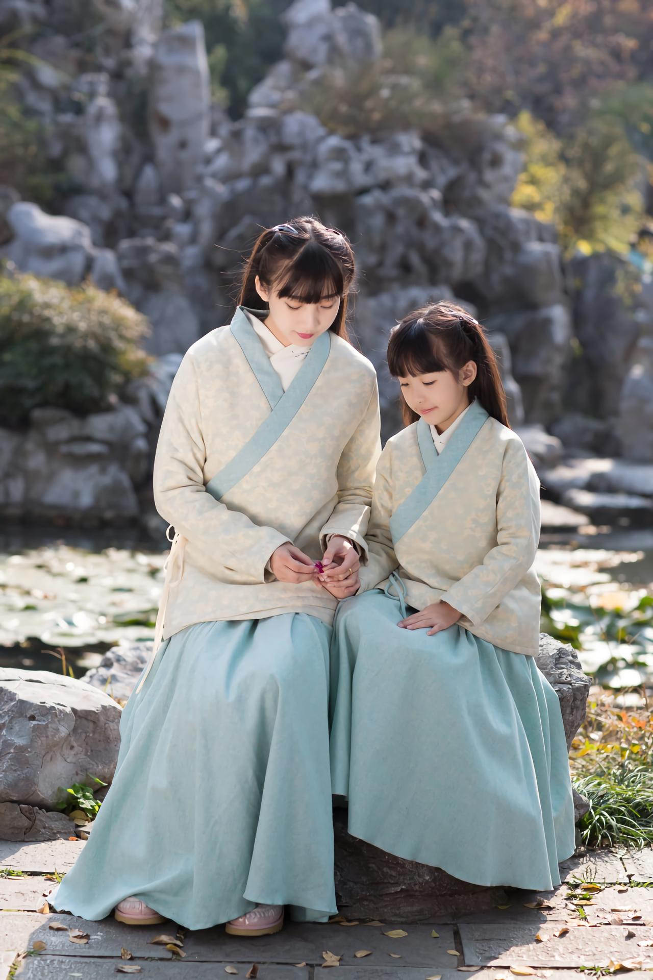 大乔和小乔坐在石头上