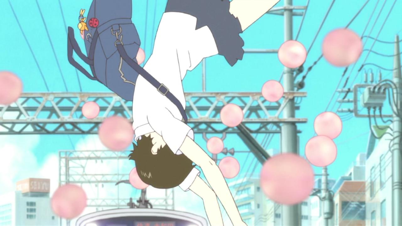 自行车翻到了空中，就要碰到火车