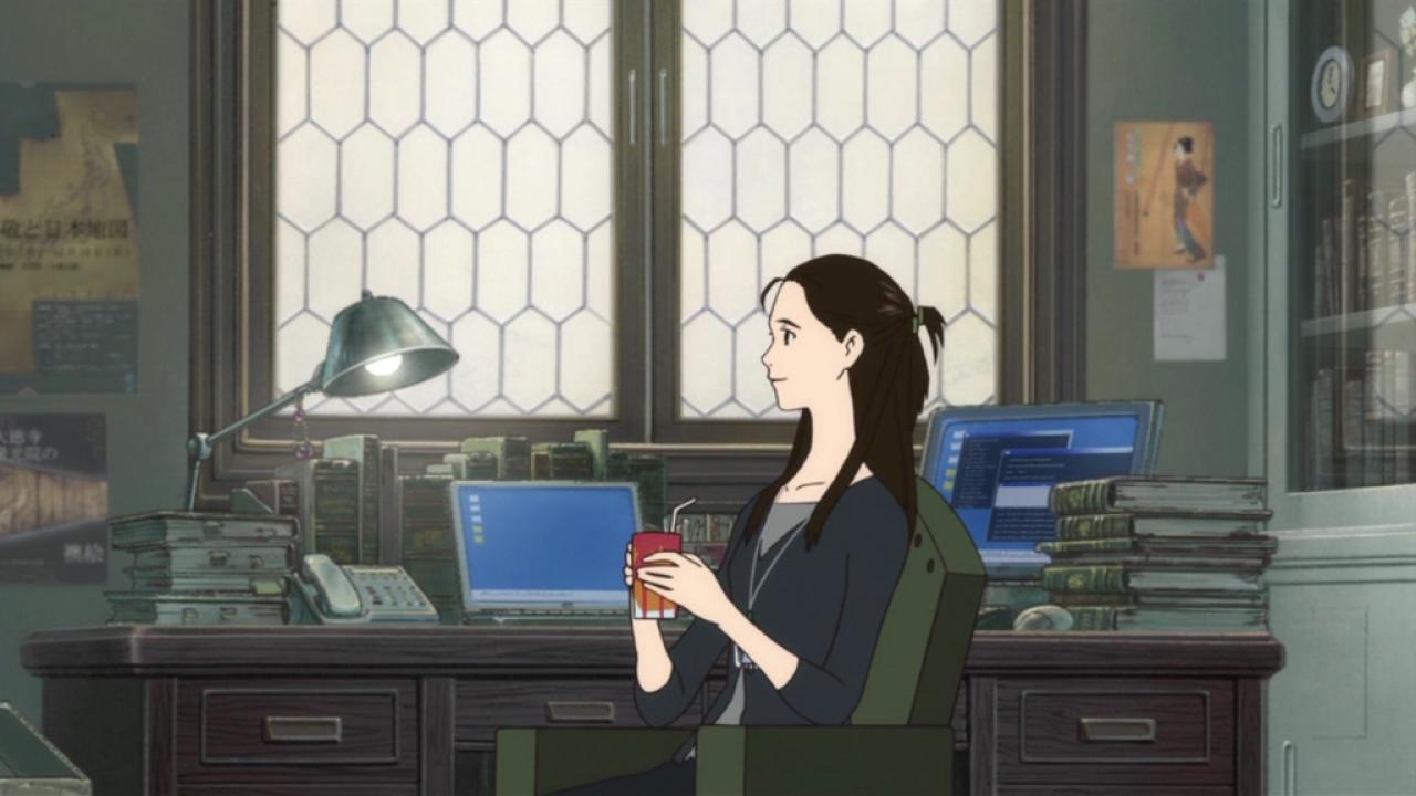 魔女阿姨捧着茶杯坐在桌前