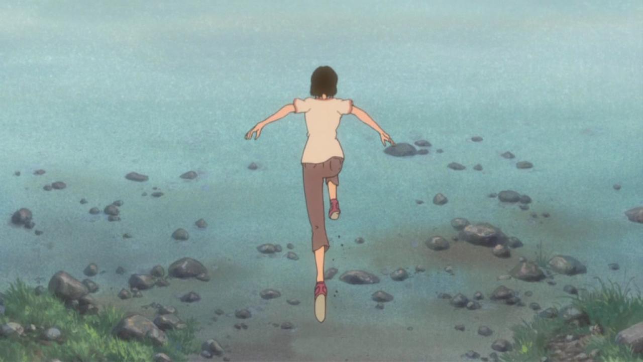 从山坡上跳跃到河岸上的少女