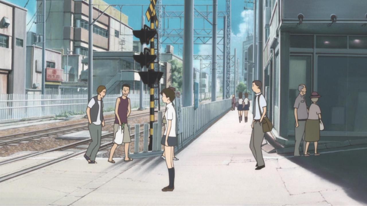 铁道路口的人群