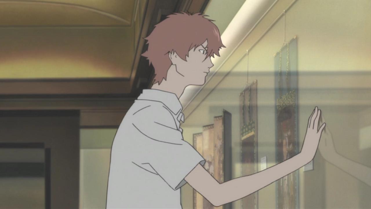 千昭站在展览馆橱窗旁