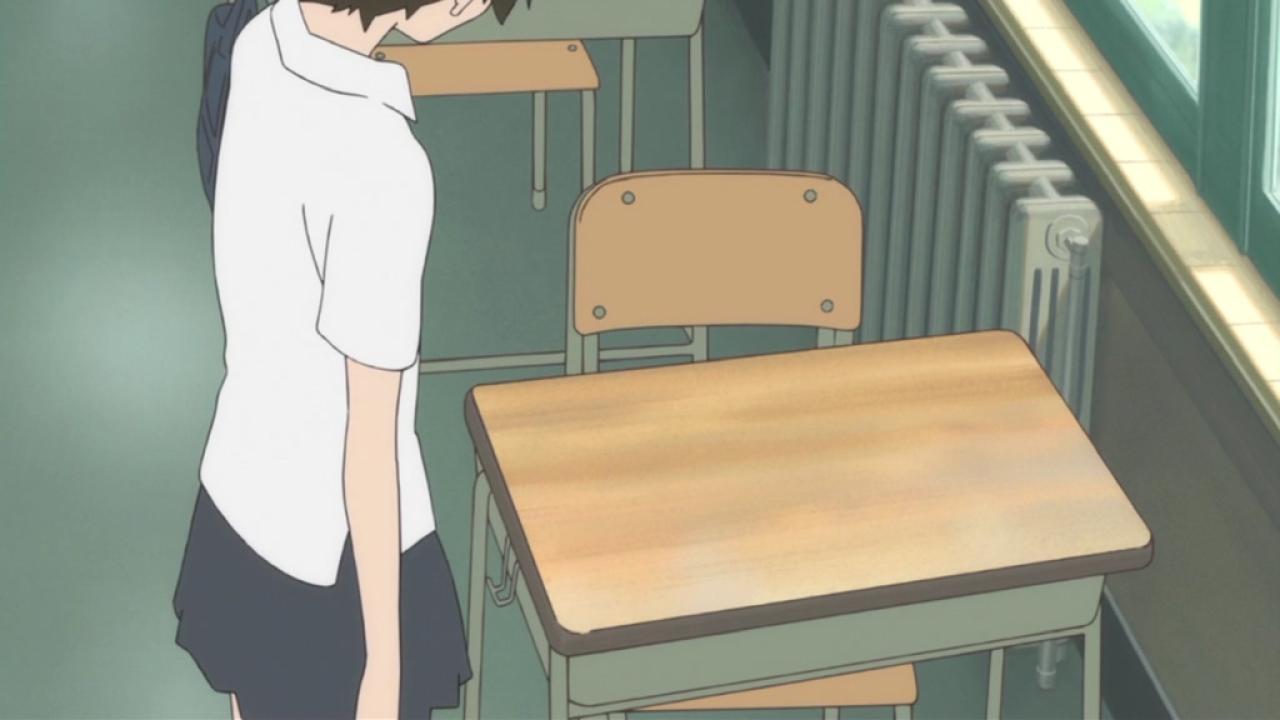 教室里空空荡荡的座位