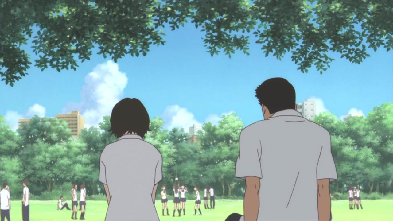 男生和女生在草地聊天的背影