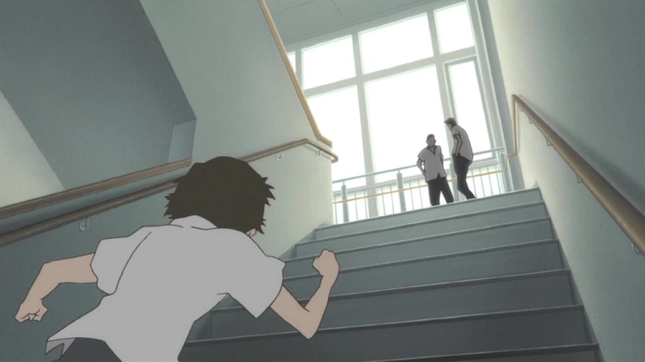 飞跑上台阶的女生