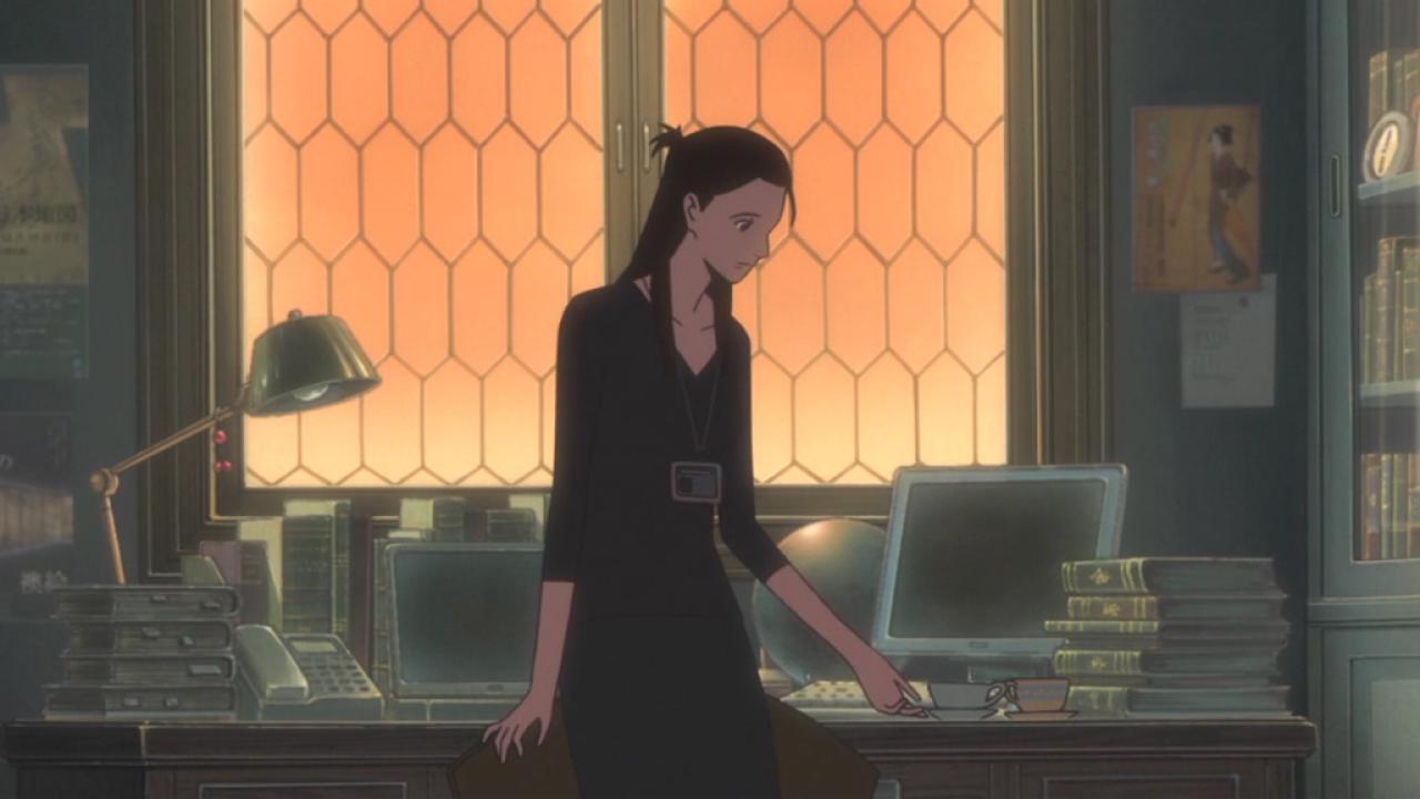 魔女阿姨靠在办公桌前，放下咖啡杯