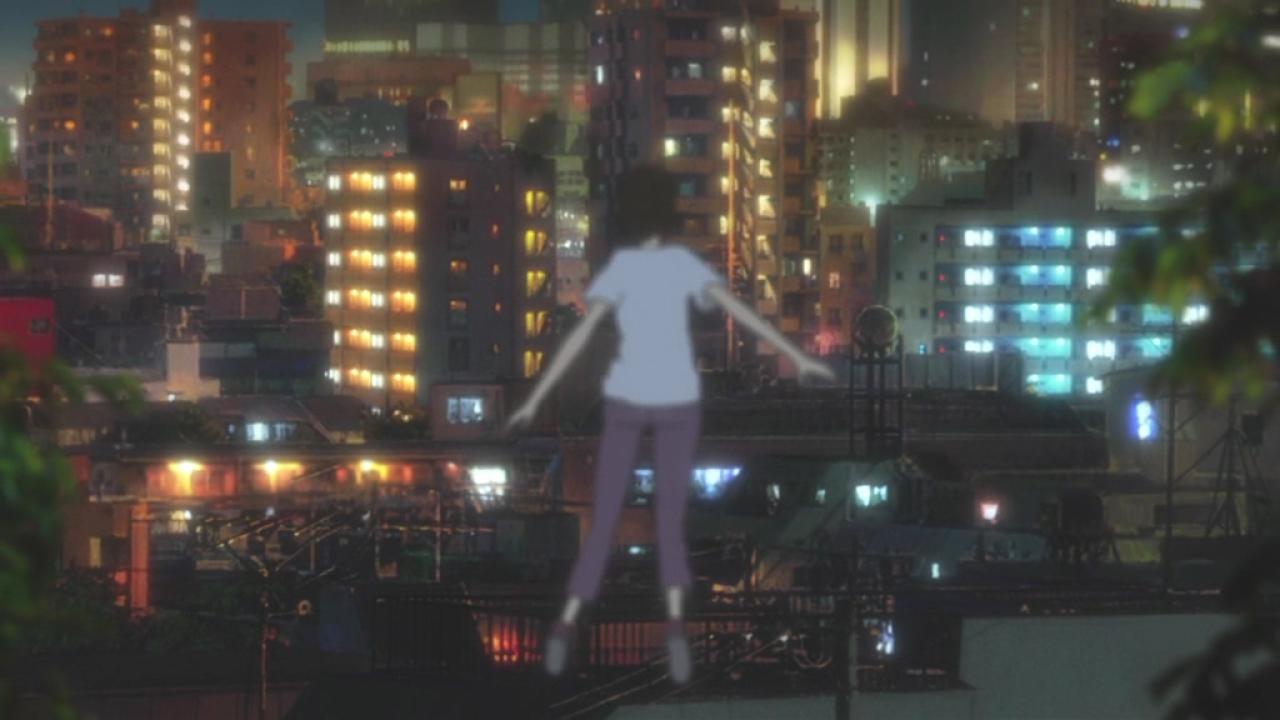 跳跃到城市空中的女生