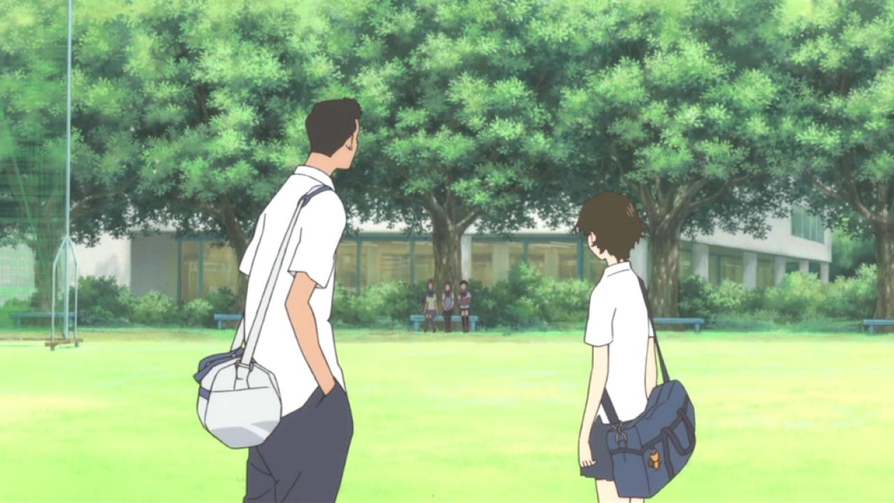 草地上的男生和女生，躲在大树后偷看的三个女生