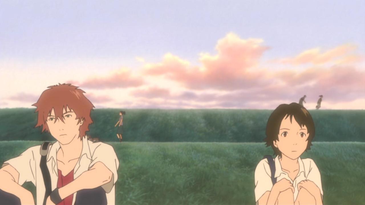 夕阳下，男生千昭和女生真琴坐在河岸边的草地上