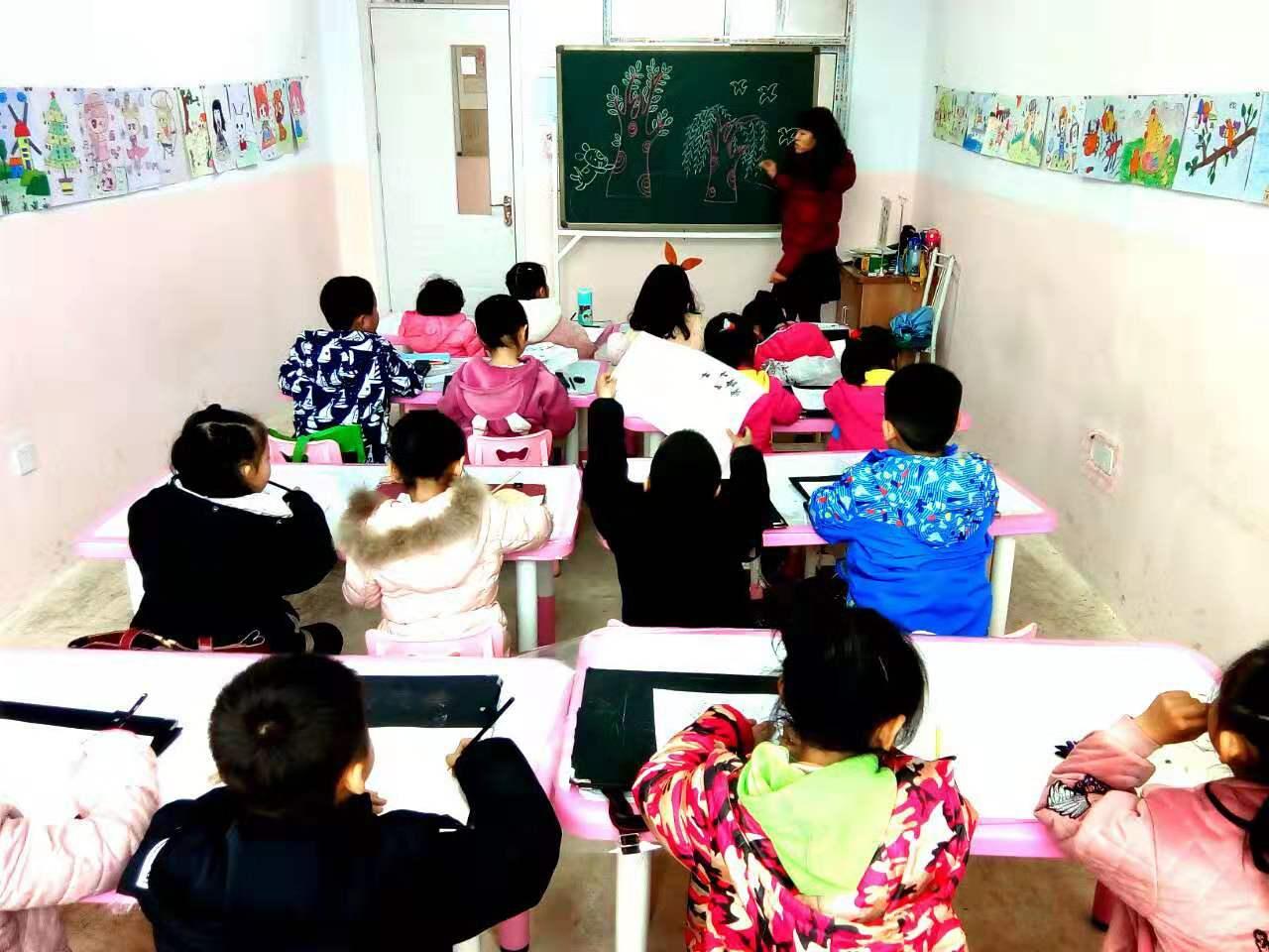 圆梦画室一部幼小班的学生正在学习儿童画
