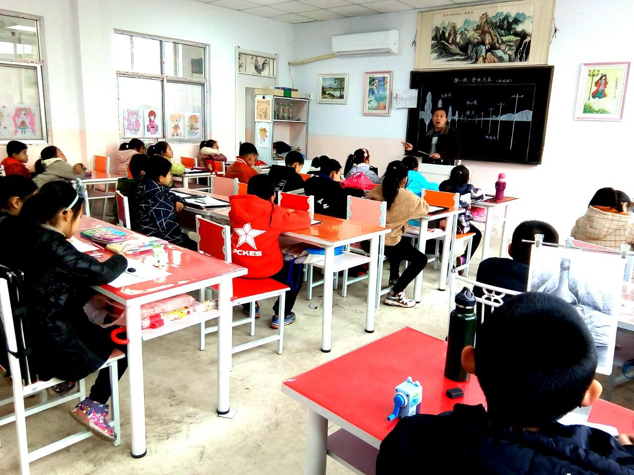 一部初级班的学生正在学习透视知识