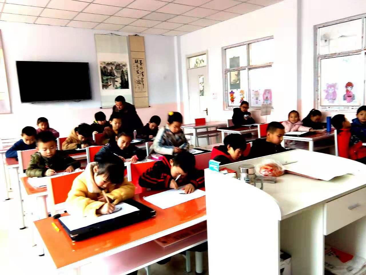 圆梦画室一部初小班的学生正在练习
