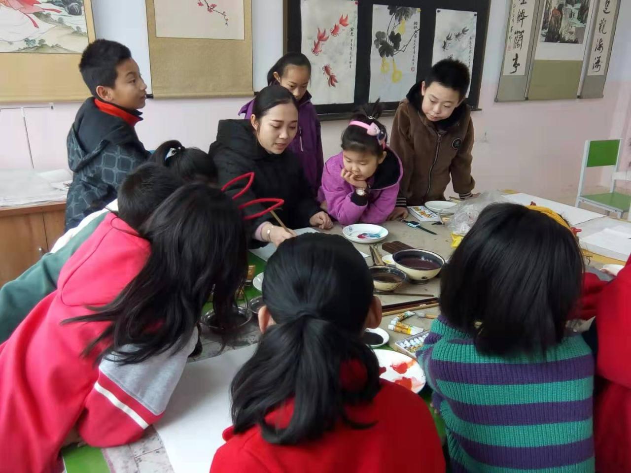 国画一班的学生正在听老师讲解写意画