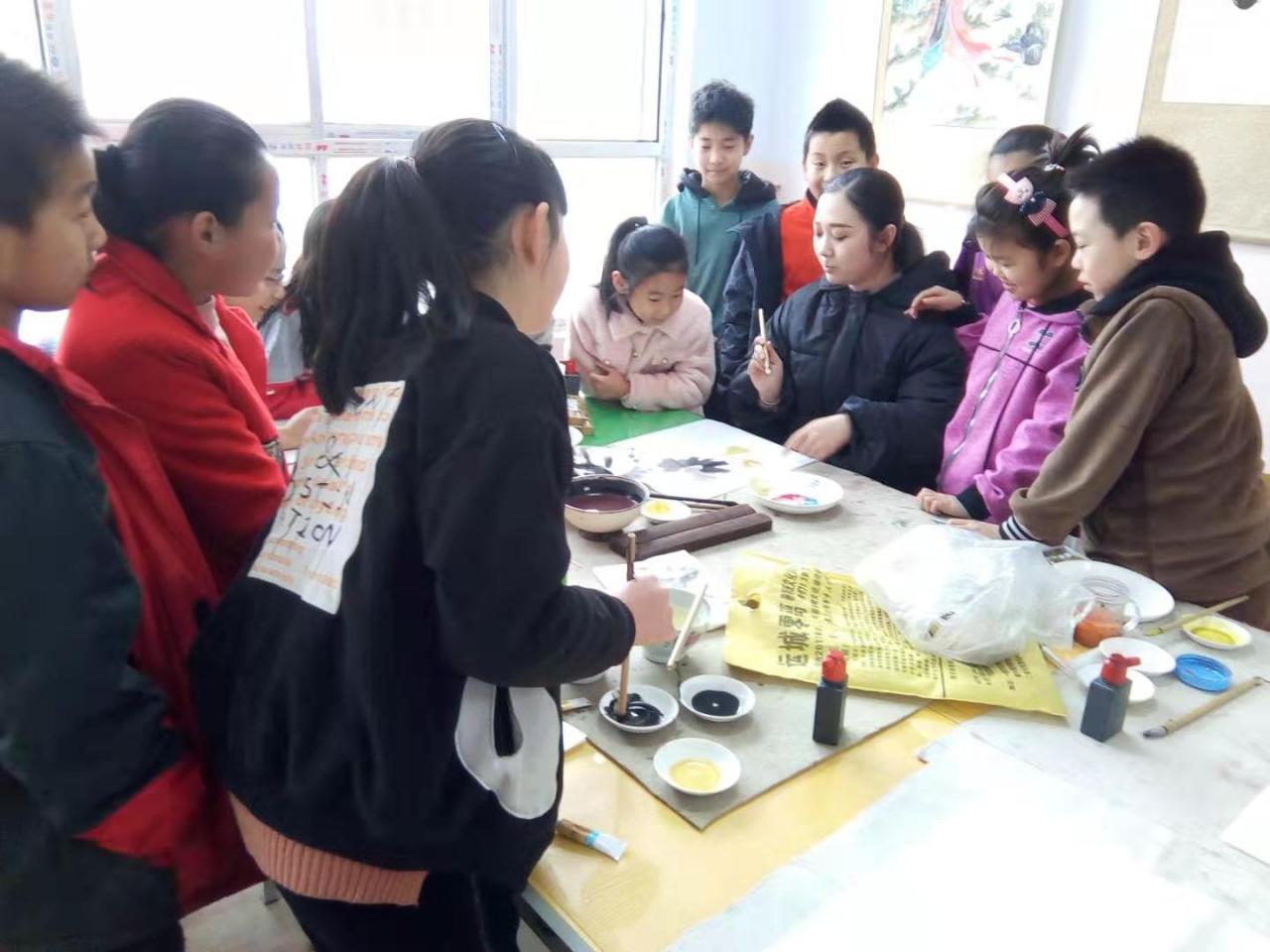 国画一班的学生正观看老师演示写意画