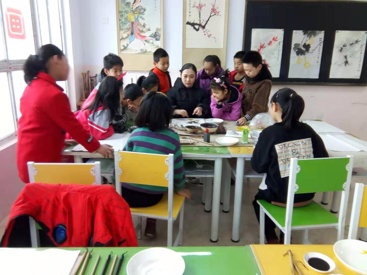 国画一班的学生正围在老师身边，听老师讲解写意画