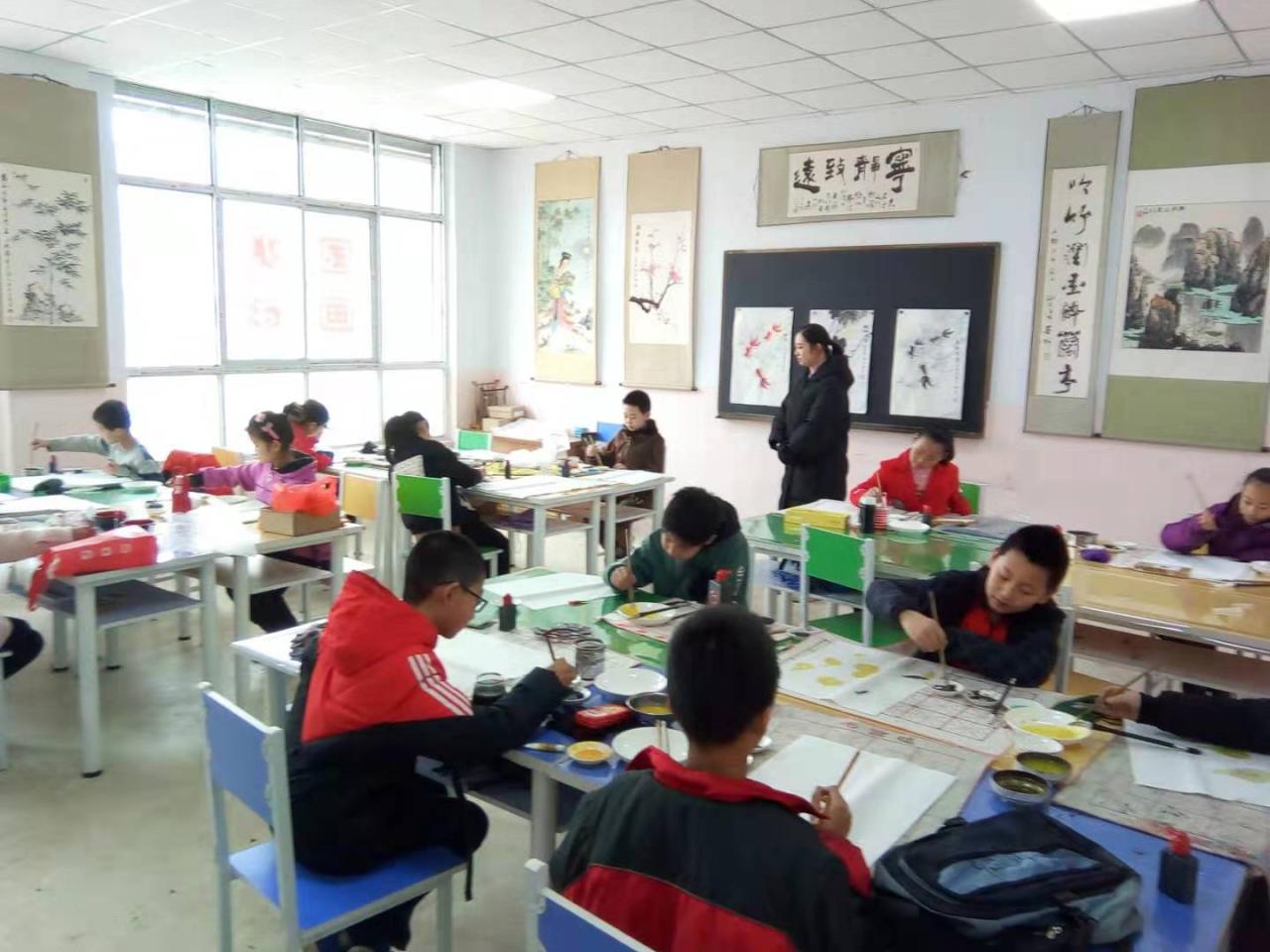 国画一班的学生正在学习写意画