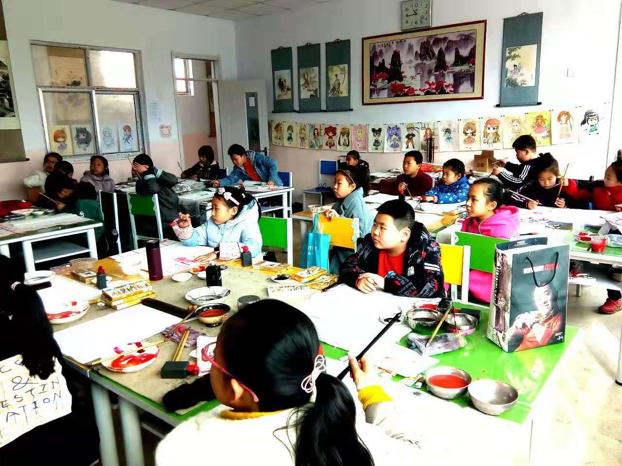 圆梦画室国画二班的学生正在学习写意画