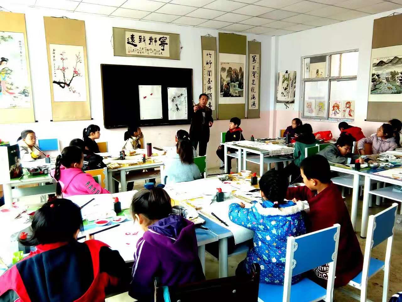 国画二班的学生正在看老师讲解写意画