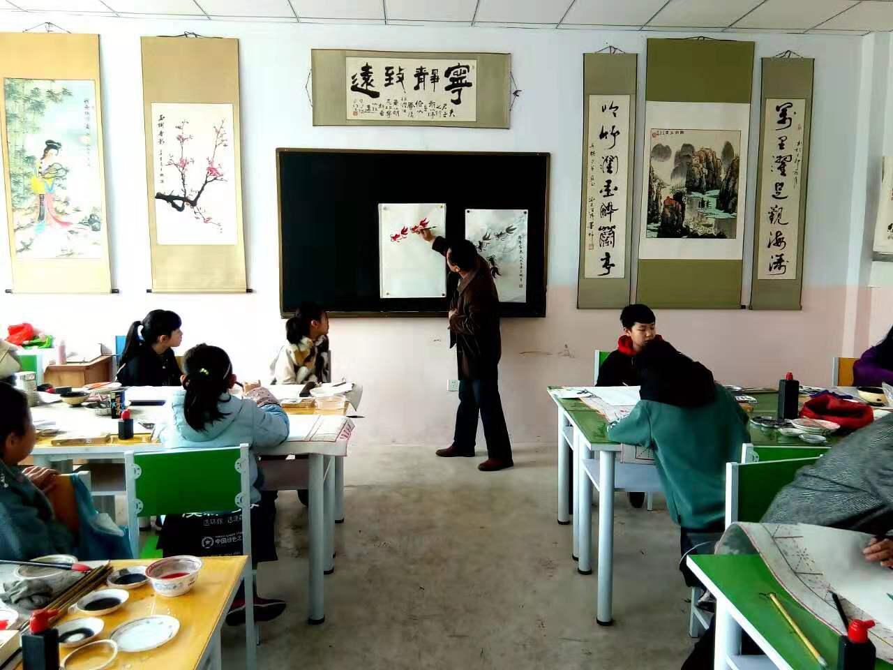 圆梦画室国画二班的学生正在学习写意画