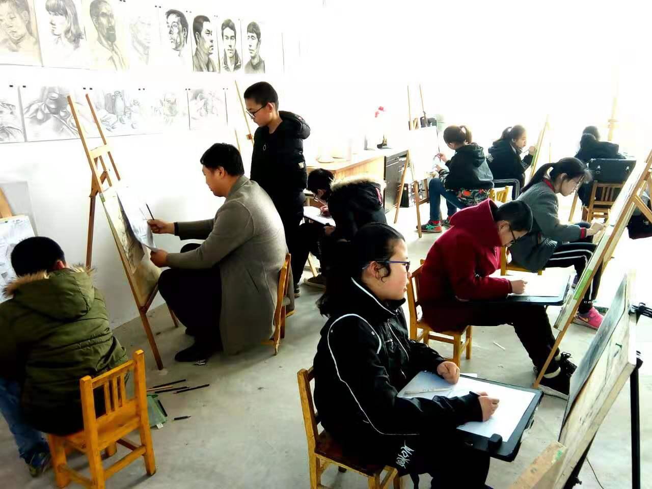 圆梦画室素描一班的学生正在进行素描训练